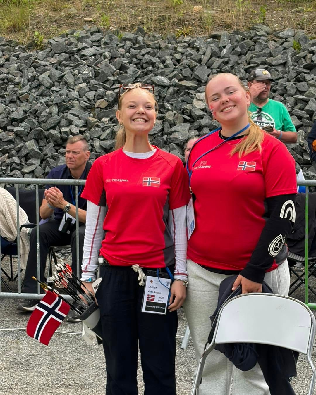 Smilende deltakere på stevne