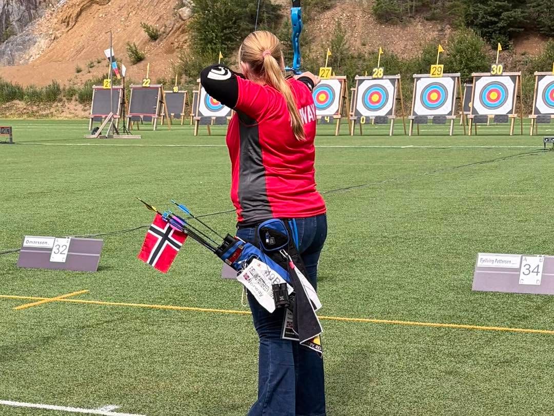 Skiver satt opp på utebanen