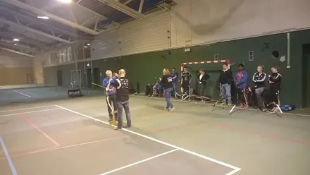 Jan Magne Ripsrud veileder Sigmund i bueskyting.