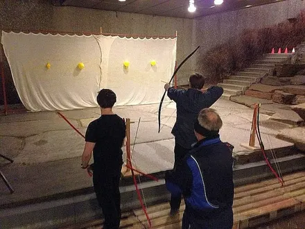 Kinobueskyting. Interesserte kinogjengere fikk prøve bueskyting utenfor kinoen før premiæren på Hunger Games filmen