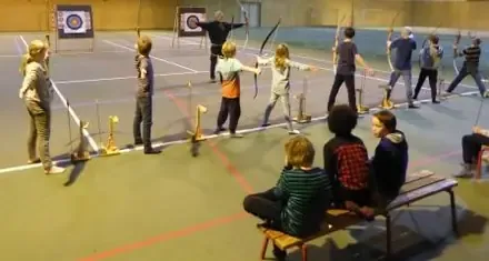 Ungdommer fra ungdomsklubben 61 grader nord får innføring i bueskytingens finesser.