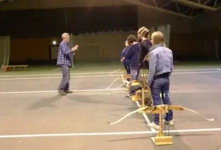 Keith instruerer nybegynnere innen bueskyting med stil og engasjement