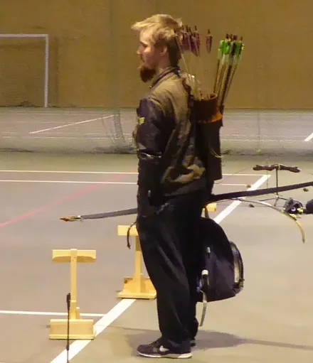 Oddbjørn tar pause fra rytterbueskyting for å få service på skulder