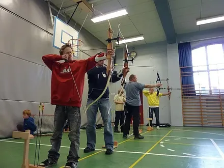 Klubbmedlemmer trener på pil og bue skyting