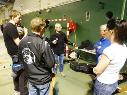 Jens Erik forklarer detaljer i langbueskytingen