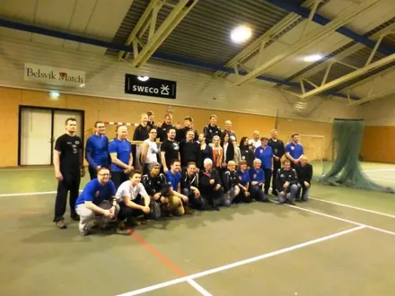 Alle skytterne samlet etter en god dag med bueskyting i hallen