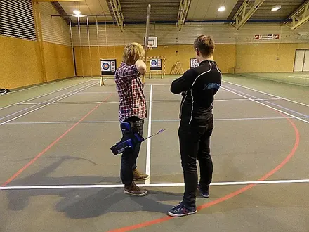 Håkon og Martin konsentrerer seg på å treffe ballongen