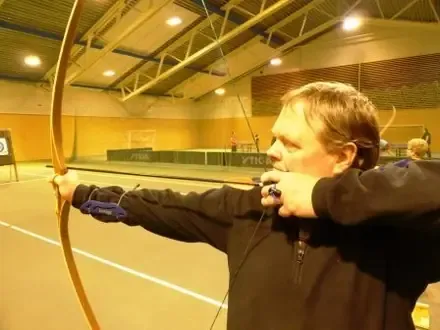 En av de etablerte recurve skyttere prøver tradbow