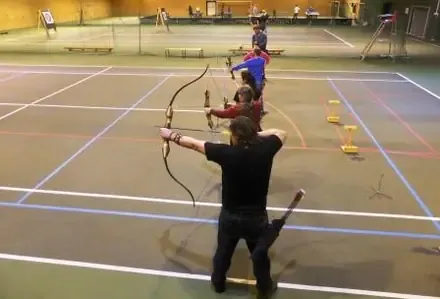 Skyttere på rad gjennom tennishallen