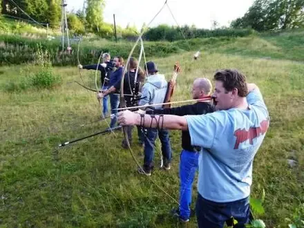 Seks konsentrerte skyttere, hvorav fire er påmeldt NM i langbue på Vinstra