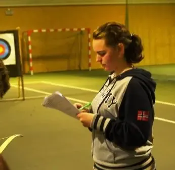 Henriette noterer resultatene for alle deltagerne i rød fjær øvelsen