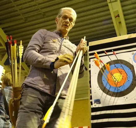 Arne har telt poeng etter tre piler i skiva
