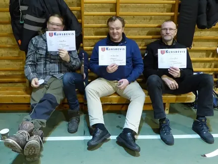 Tre stolte kursdeltagere etter aktivitetsleder kurset. Det var bareplass til beinet til Aksel denne gangen