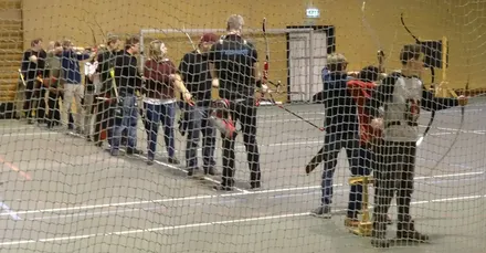 Skytelinja fotografert gjennom tennisbane skille nett